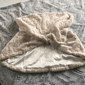 Worn once for short time for wedding pictures!